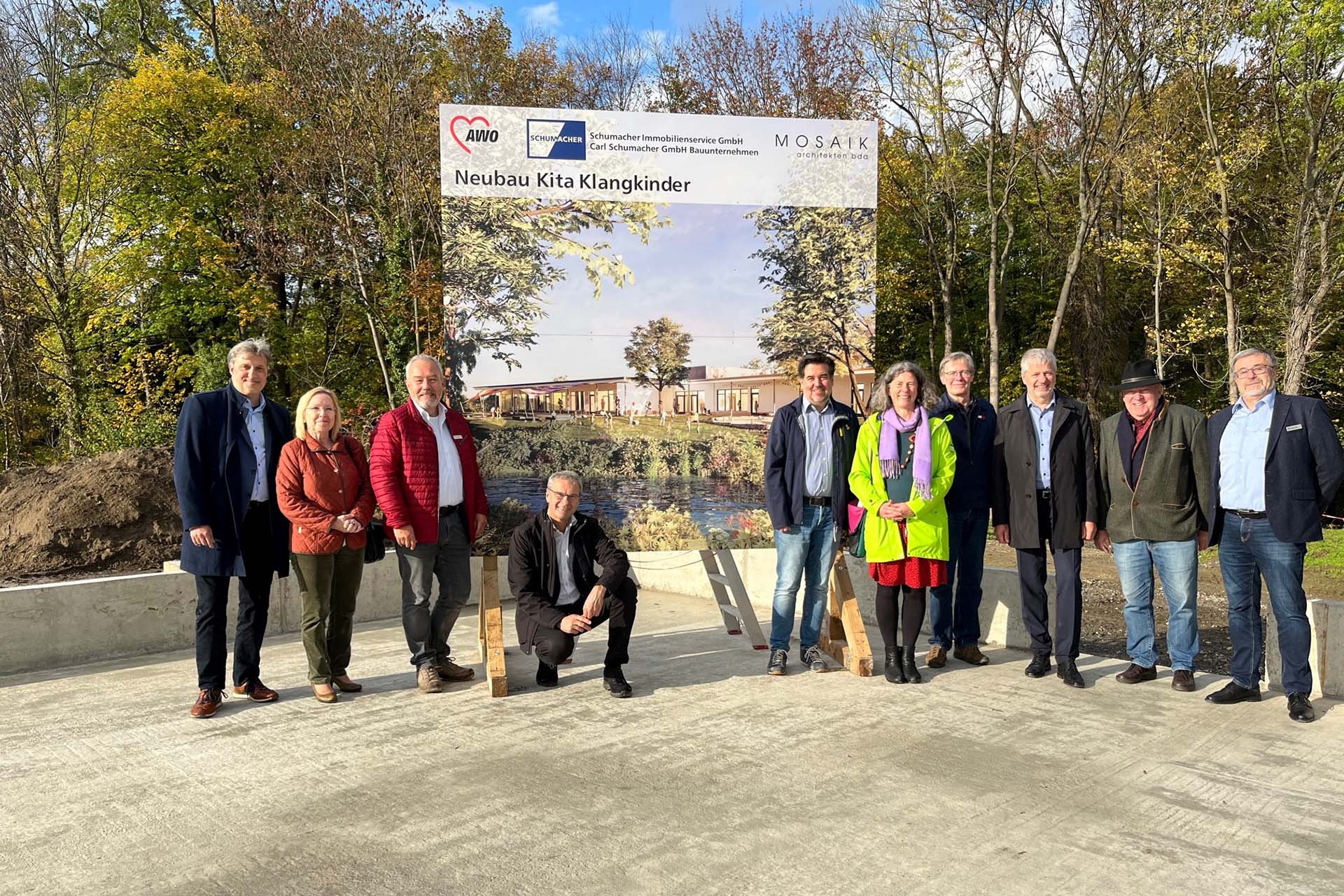 Kita Klangkinder Wolfenbüttel, Feier zum Start Hochbau, Gäste vor dem Bauschild